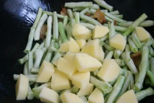 长豆角土豆焖玉米饭的做法图解5