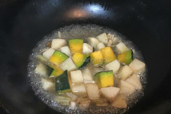 土豆烧南瓜的做法图解4