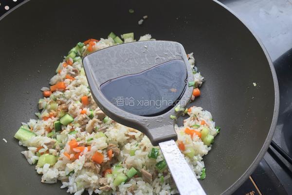 酱油炒饭的做法图解4