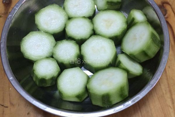 蒜蓉蒸丝瓜的做法图解2