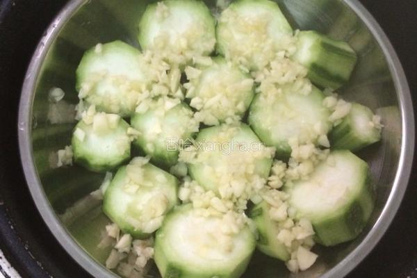 蒜蓉蒸丝瓜的做法图解5