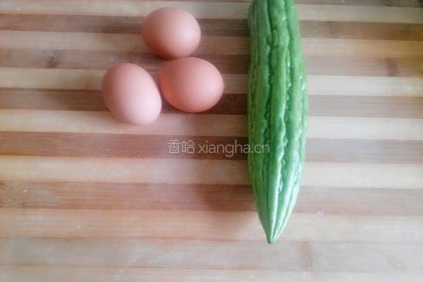 苦瓜炒鸡蛋的做法图解1