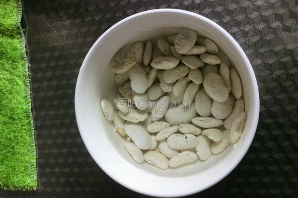 白扁豆烧排骨的做法图解1
