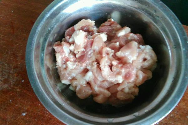 缸豆肉丁的做法图解1