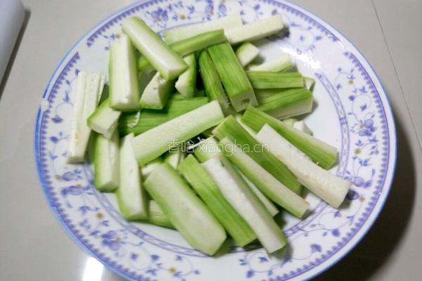 油条烩丝瓜的做法图解1