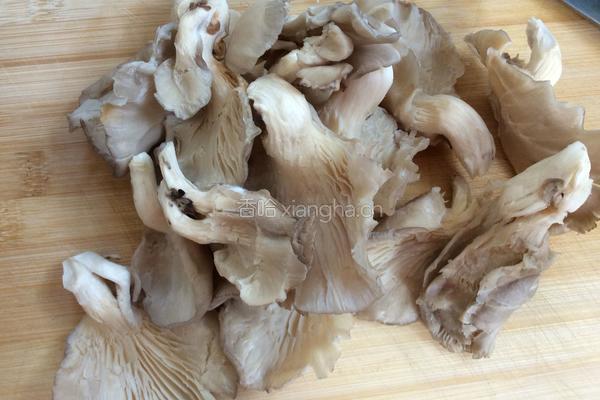 椒盐蘑菇的做法图解2