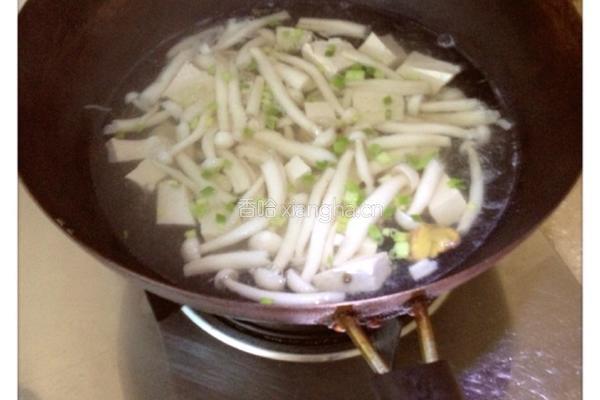 海鲜菇豆腐汤的做法图解4