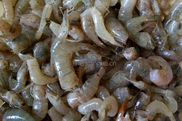 腌黄瓜炒虾米的做法图解1