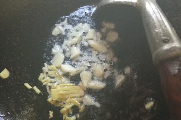 腌黄瓜炒虾米的做法图解2