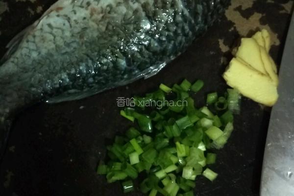 鲫鱼豆腐汤的做法图解1