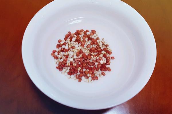 薏米红豆红枣粥的做法图解1