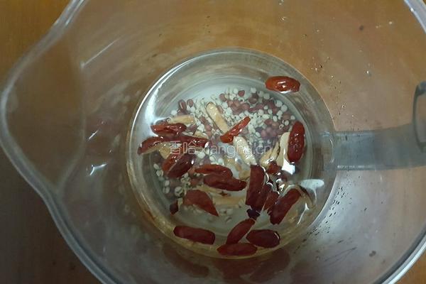 薏米红豆红枣粥的做法图解3