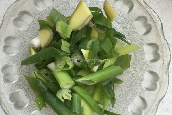 蒜苗烧猪肉的做法图解1