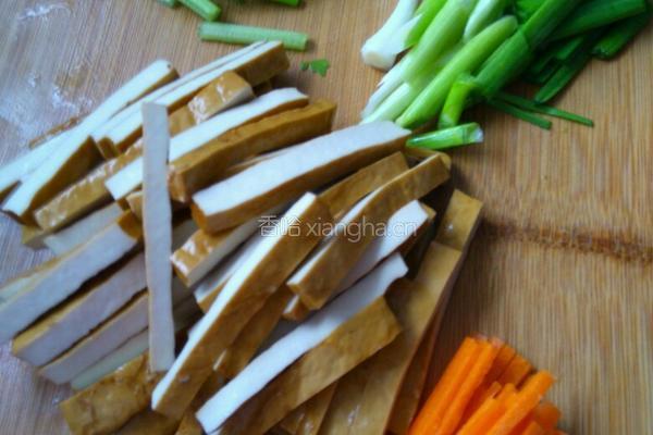 芹菜炒豆干的做法图解1