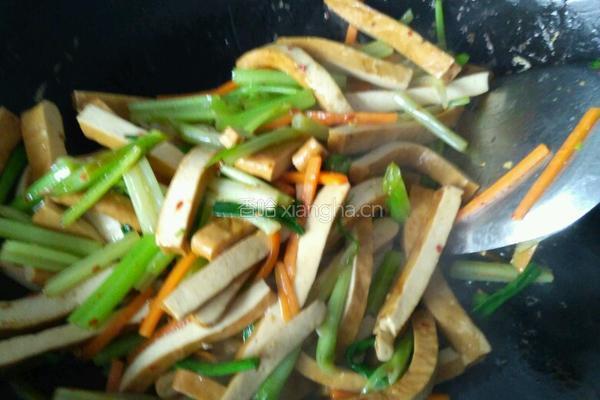 芹菜炒豆干的做法图解4