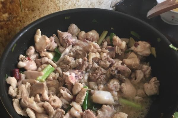 小鸡炖蘑菇的做法图解2