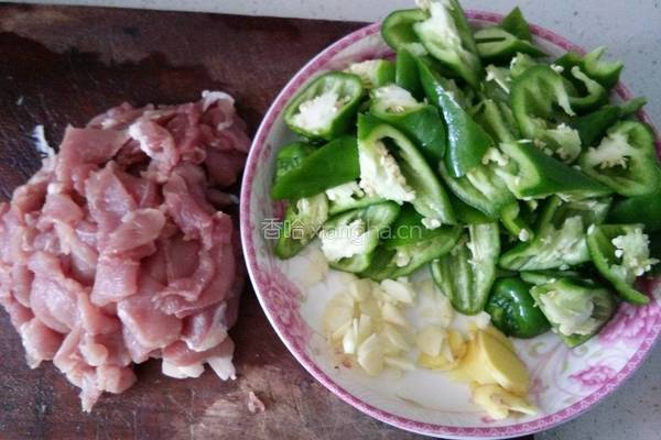 青椒炒肉片的做法图解1