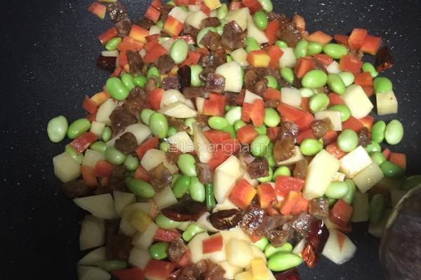 土豆腊肠焖饭的做法图解6