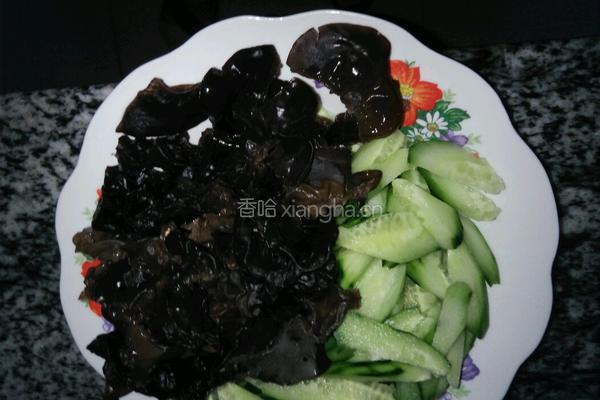 木耳炒鸡蛋的做法图解1