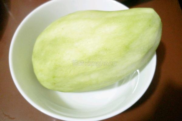 梅汁酸甜青芒果的做法图解1