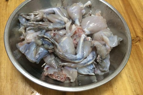 炒牛蛙的做法图解2