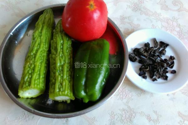 凉拌苦瓜木耳西红柿的做法图解1