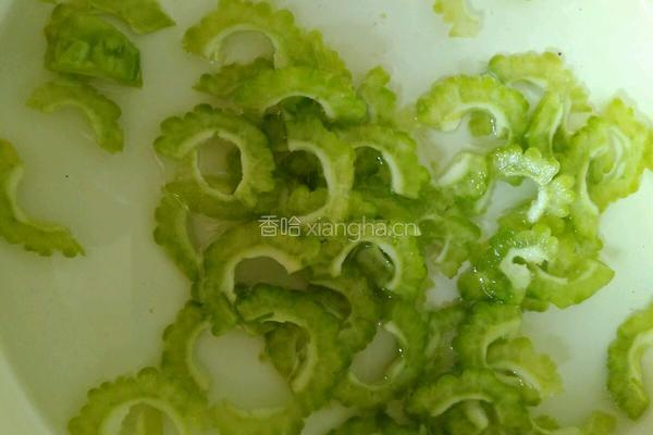 凉拌苦瓜木耳西红柿的做法图解4
