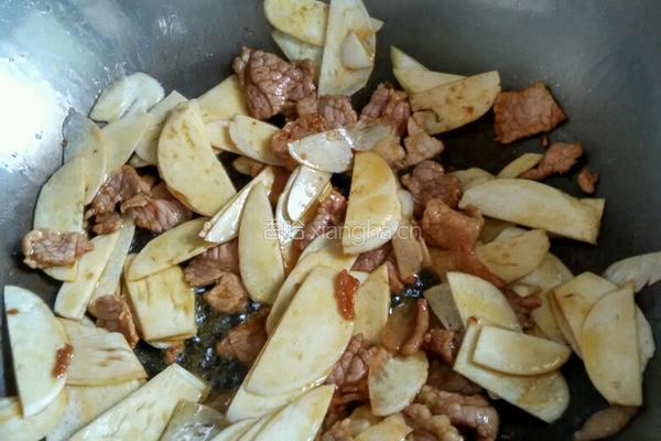 茭白炒肉的做法图解3