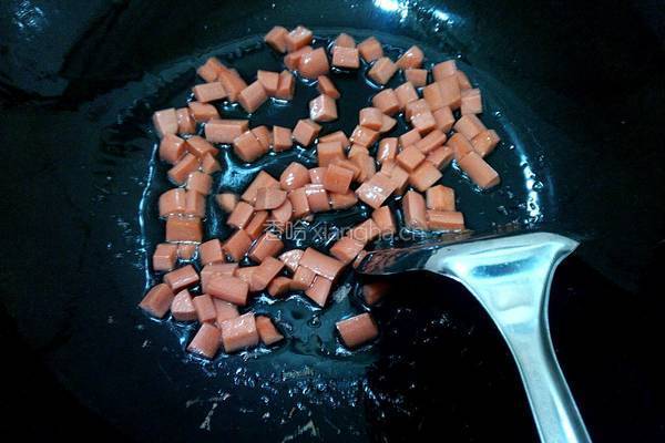 黄瓜火腿炒饭的做法图解3