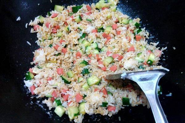 黄瓜火腿炒饭的做法图解6