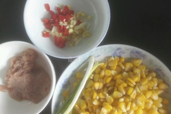 玉米炒肉的做法图解1