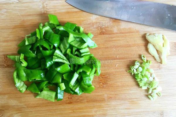 干锅青椒炒肉的做法图解1
