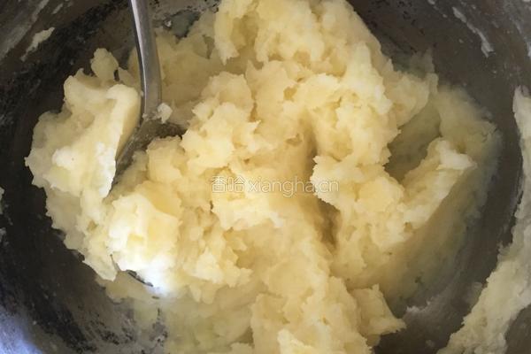 土豆辣肉饼的做法图解2