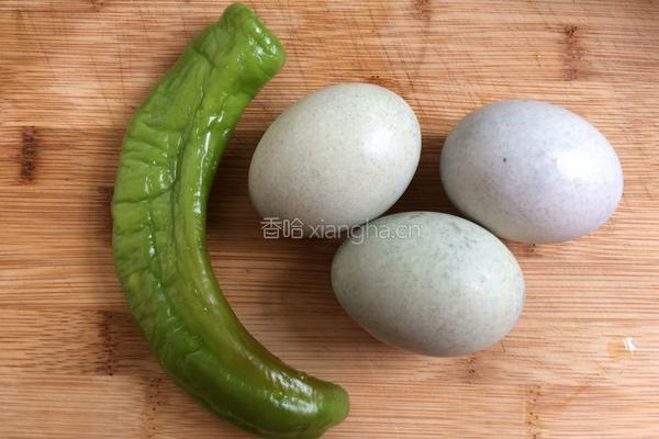 尖椒皮蛋的做法图解1