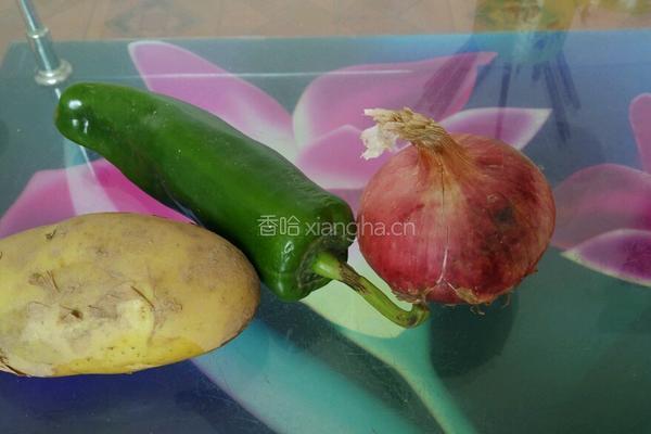 凉拌洋葱土豆丝的做法图解1