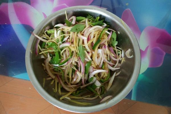 凉拌洋葱土豆丝的做法图解3