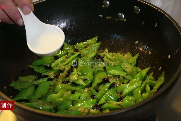豆豉炒尖椒的做法图解5
