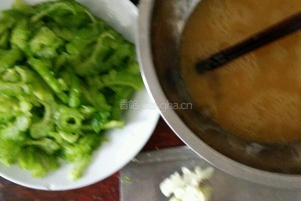苦瓜炒鸡蛋的做法图解2