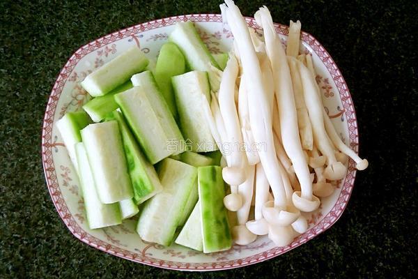 海鲜菇丝瓜瘦肉汤的做法图解2
