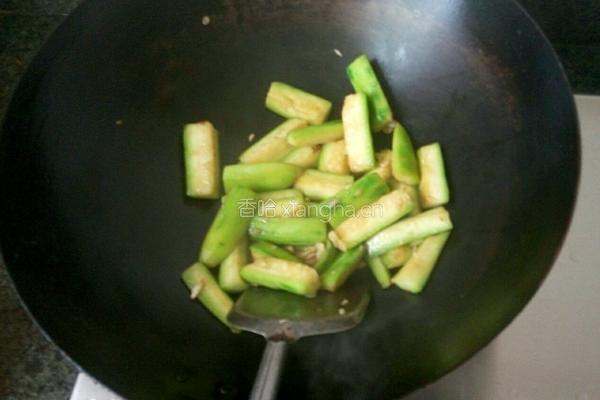 海鲜菇丝瓜瘦肉汤的做法图解4