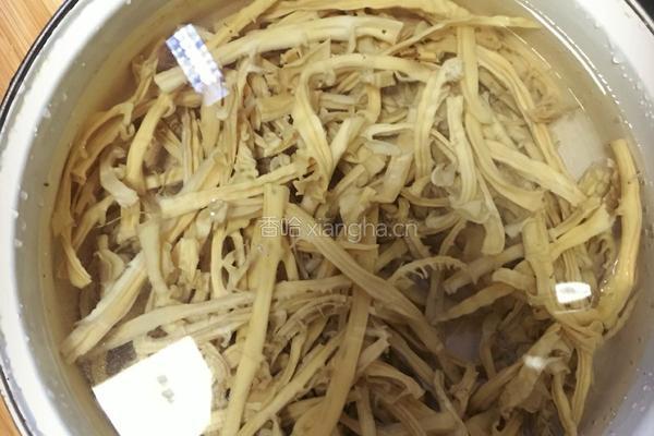 笋干炖腊肉的做法图解1