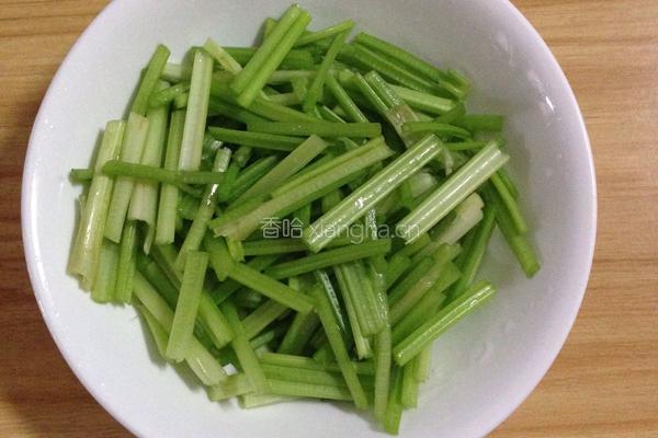 素炒香芹杆的做法图解1