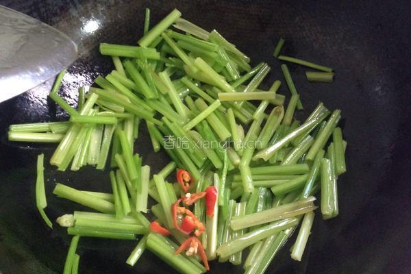 素炒香芹杆的做法图解5