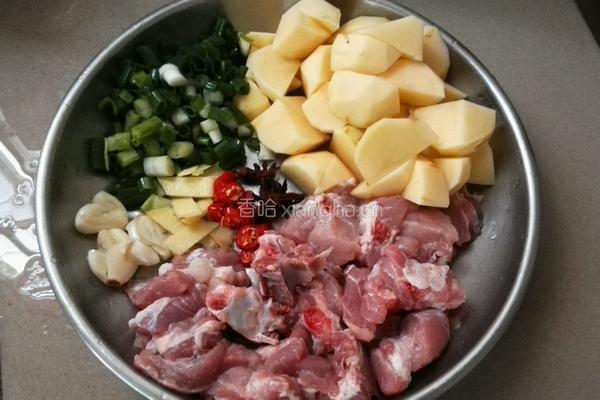 土豆炖排骨的做法图解1