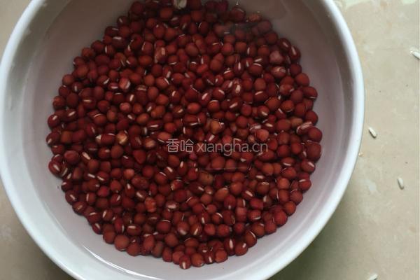 红豆黑米粥的做法图解2