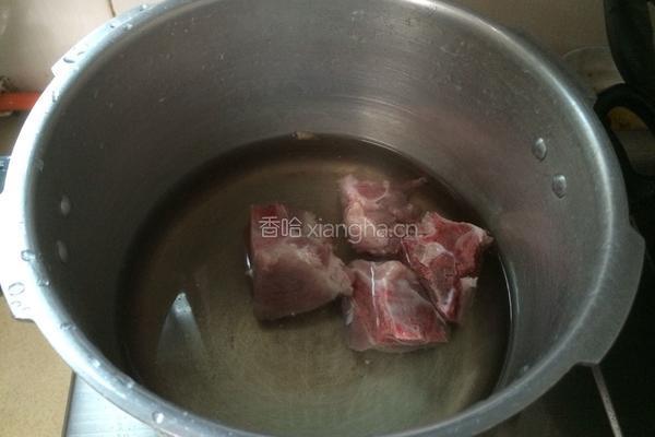 龙骨冬瓜汤的做法图解2