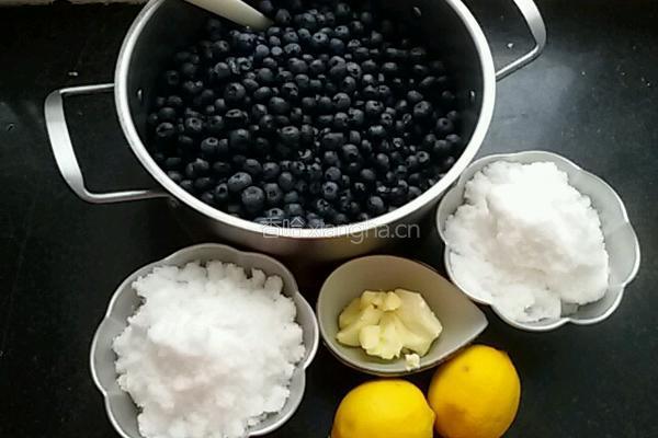 蓝莓酱的做法图解1