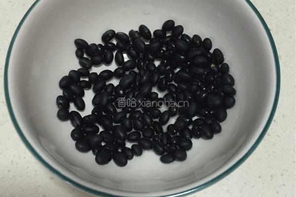 黑豆核桃黑芝麻豆浆的做法图解1