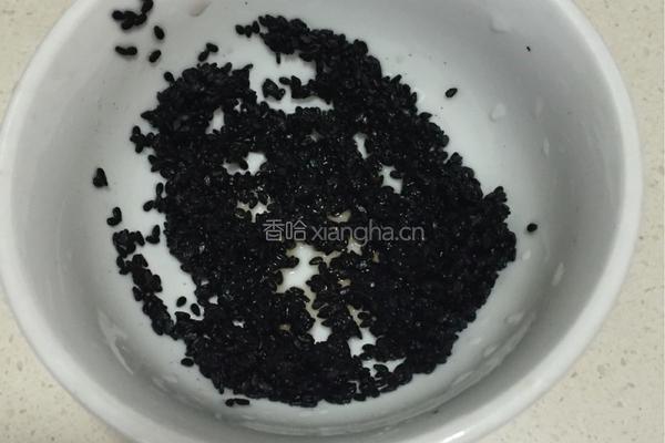 黑豆核桃黑芝麻豆浆的做法图解2