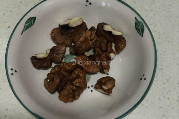 黑豆核桃黑芝麻豆浆的做法图解3